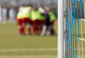 Теміртауда футбол ойнап жүрген баланың үстіне қақпа құлады