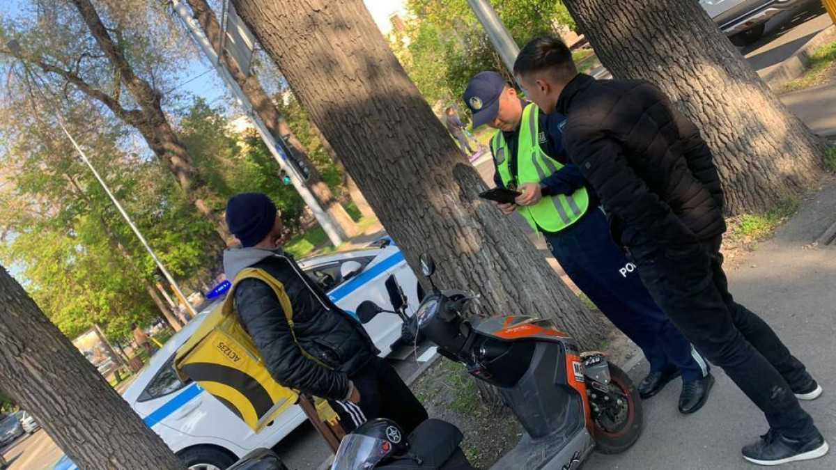 В Алматы взялись за водителей мопедов: полиция за три дня выявила 62 нарушителя