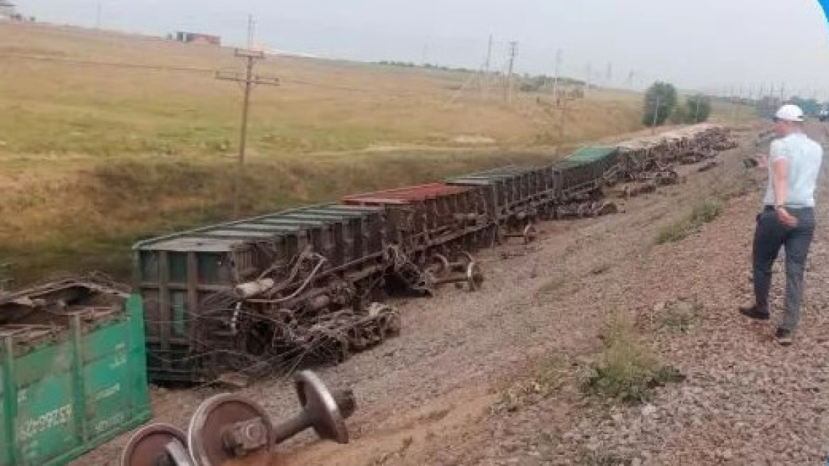 В Шымкенте 18 вагонов сошли с рельсов