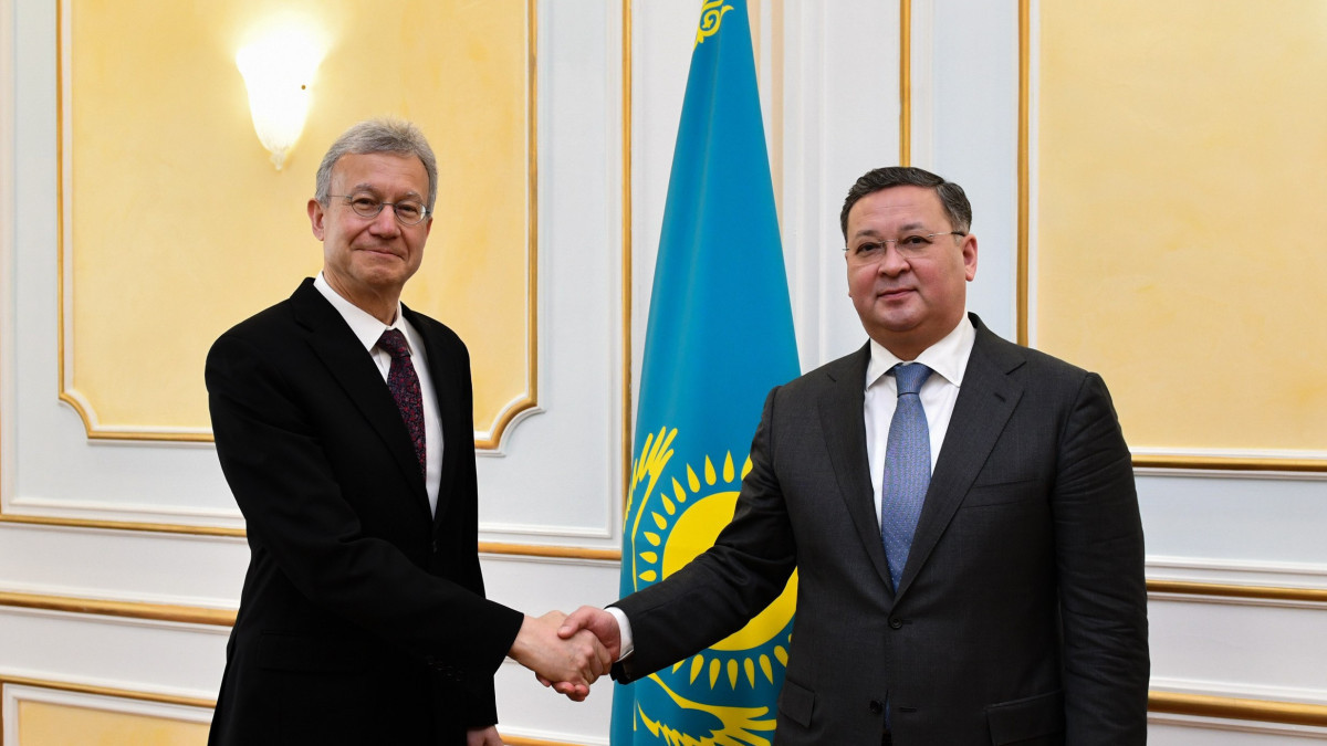 Kazakh FM receives U.S. Ambassador