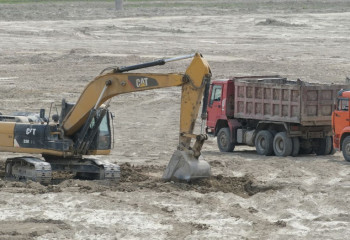 Впервые за 50 лет проводят очистку дна озера Сайран