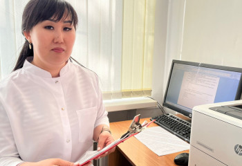 Медицинаға жолдасының қолдауымен келген медбике