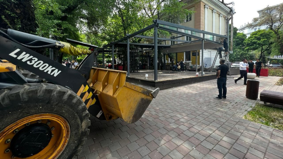 В Алматы сносят летнюю террасу ресторана по решению суда
