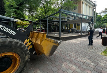 В Алматы сносят летнюю террасу ресторана по решению суда