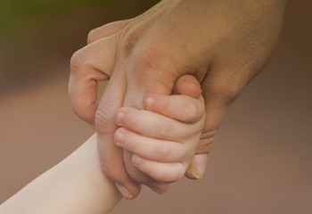 Снизить пенсионный возраст ухаживающих за инвалидами матерей попросили депутаты