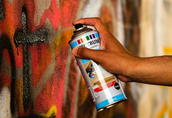 В Таразе на стенах домов рисуют наркограффити с сайтами по продаже «синтетики»