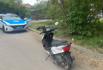 Алматыда мопед жүргізушісі полиция қызметкерін қағып кетті