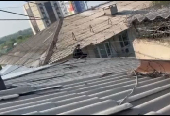 Оралда мектеп оқушысы көпқабатты үйдің шатырынан секірмек болды