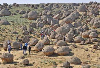 Маңғыстауда табиғи ерекшелігі бар тас шарларды даладан ұрлап әкетіп жатыр