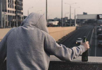 Қазақстанда алкогольге тәуелді 57 мыңнан астам адам наркологиялық есепте тұр