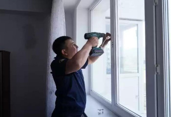 ШҚО-да құтқарушылар балалардың терезеден құлауының алдын алу үшін акция өткізді