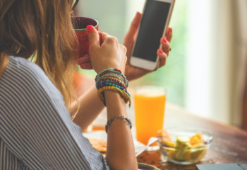 Тамақ жеп отырып смартфон қарасаңыз, созылмалы ауруларға бейім боласыз