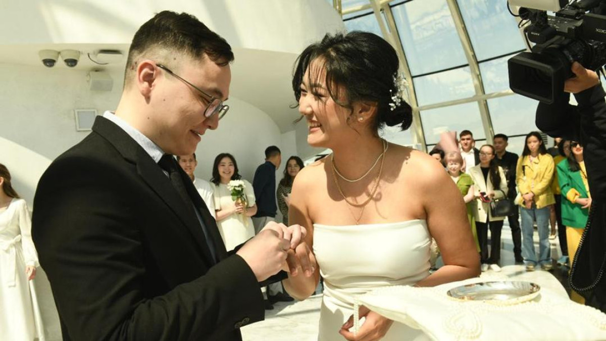 В Астане регистрировали браки на вершине «Байтерека» в День семьи