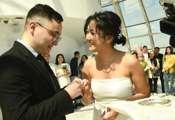 В Астане регистрировали браки на вершине «Байтерека» в День семьи