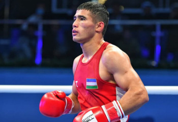 Өзбекстан құрамасының боксшысын жерлестері «Мен қазақпын» әнімен күтіп алды