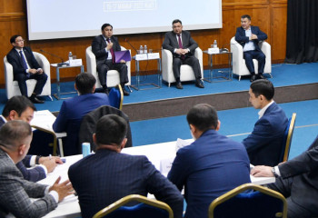 Мемлекеттік қызметкерлерді коммуникативті болуға үйретіп жатыр