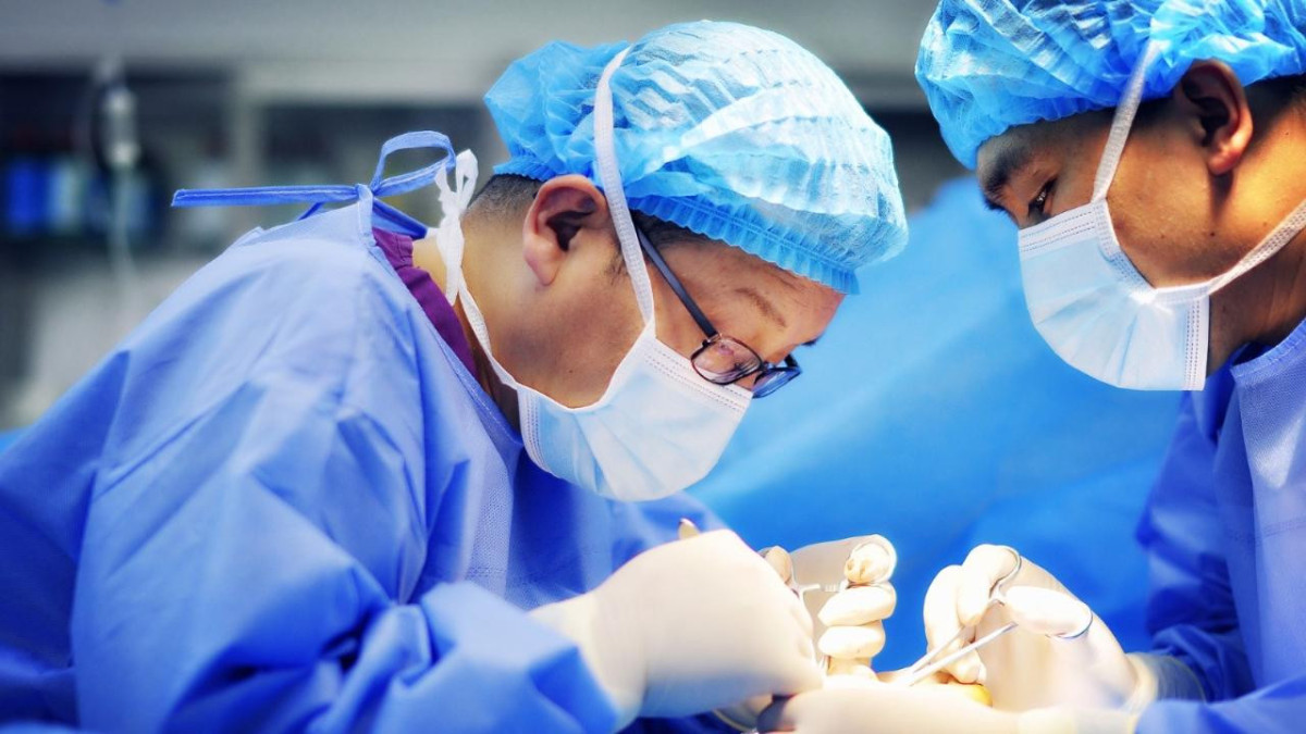Нейрохирурги в Астане провели уникальную операцию