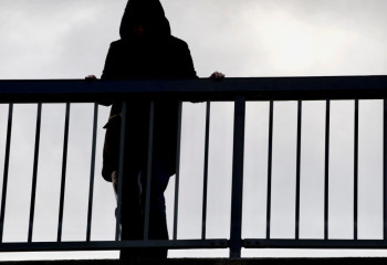 Атыраулық полицейлер көпірден секірмек болған әйелді құтқарып қалды