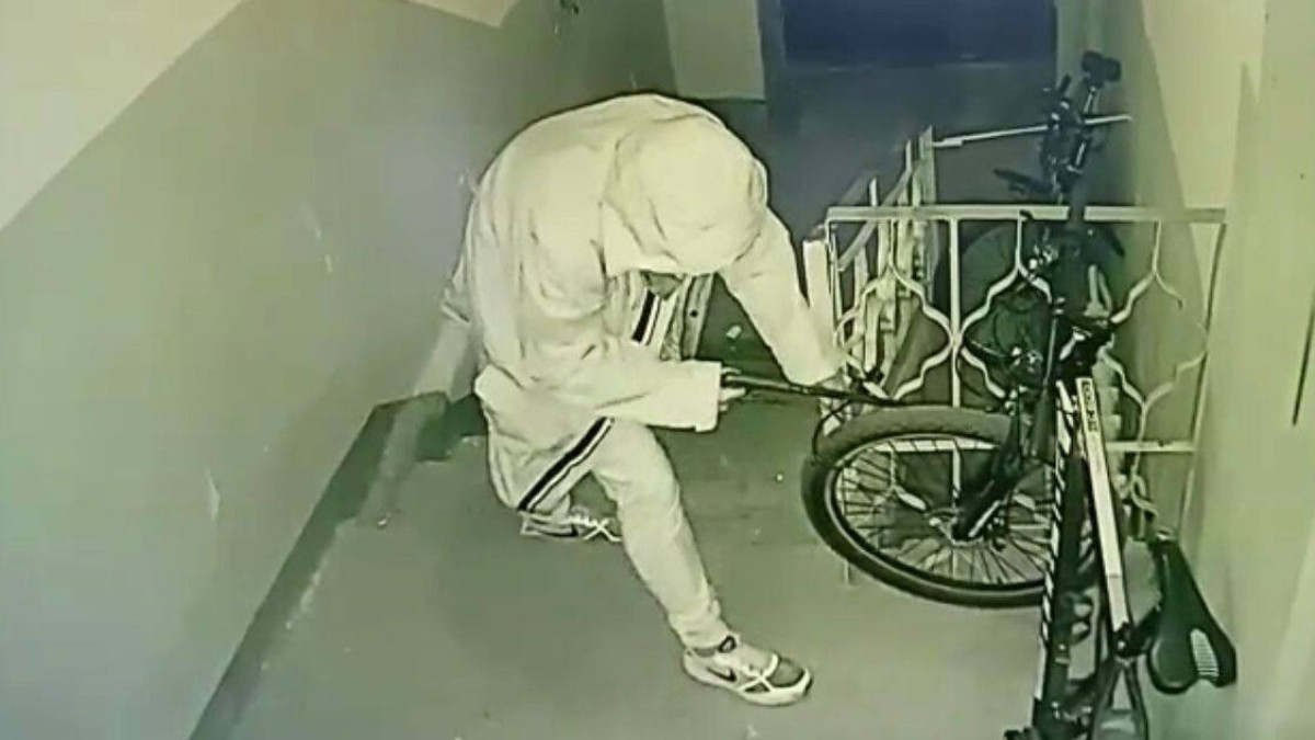Серийный вор велосипедов с лобзиком попал на камеру наблюдения в Астане