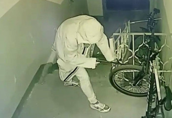 Серийный вор велосипедов с лобзиком попал на камеру наблюдения в Астане
