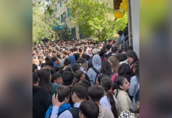 В Актобе гигантская очередь выросла за бесплатными донерами