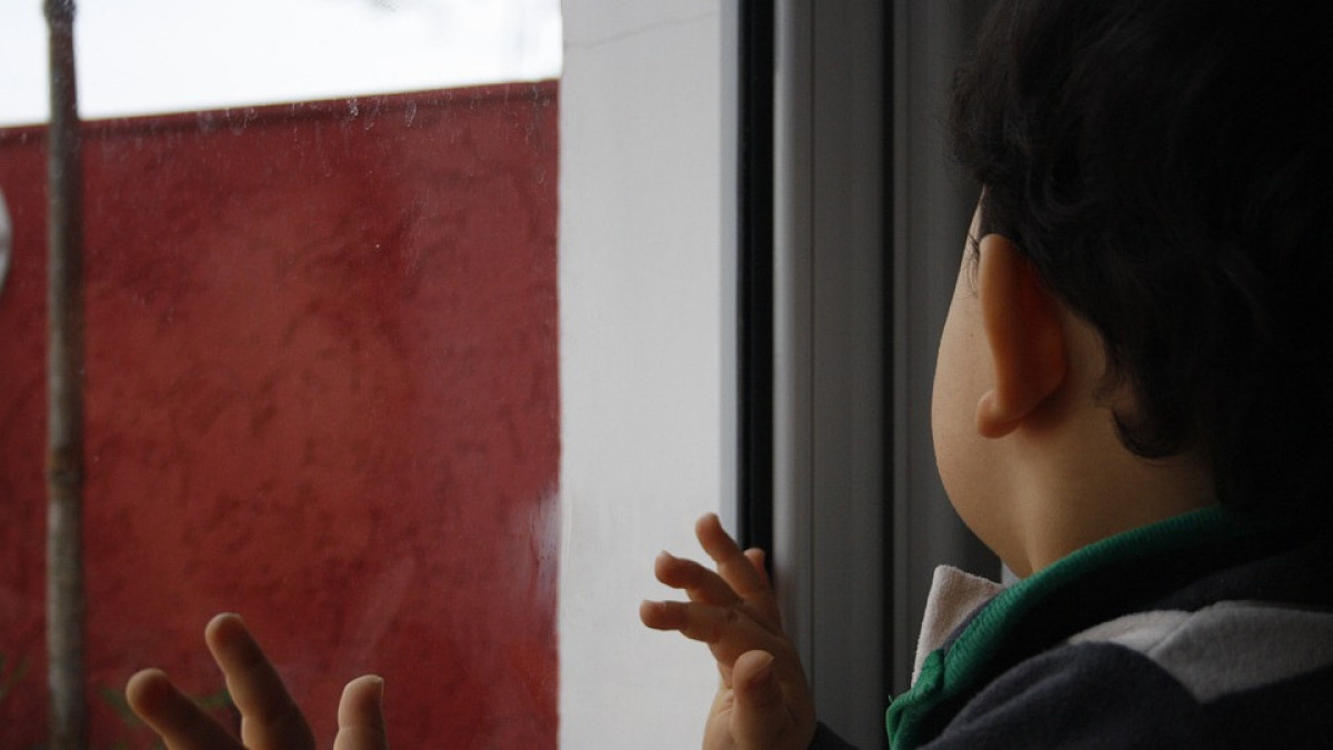 Трехлетний ребенок едва не выпал с балкона третьего этажа в Костанае