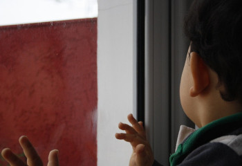 Трехлетний ребенок едва не выпал с балкона третьего этажа в Костанае