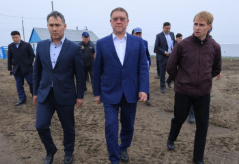 Қостанай облысының әкімі  жолы, ауыз суы, тіпті жайылымы жоқ ауылға барды