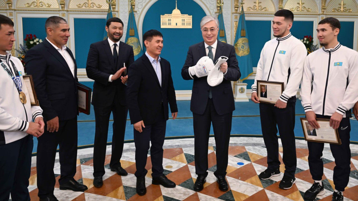 Глава государства поздравил спортсменов с яркой победой на чемпионате мира по боксу