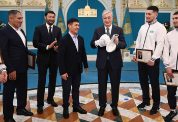 Глава государства поздравил спортсменов с яркой победой на чемпионате мира по боксу