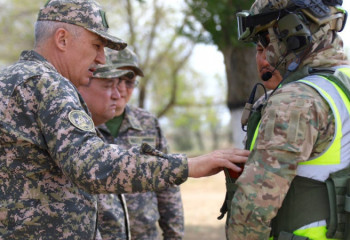 Министр обороны встретился с руководящим составом на полигоне 