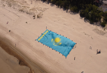 Огромный флаг Казахстана развернули хоккейные болельщики в Юрмале