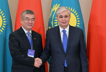 Президент обсудил проекты в сферах энергетики и промышленности с крупным бизнесменом Китая