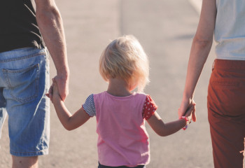 Бала асырап алғандарға 1 млн теңгеден беру: Депутаттың бастамасы жетімдерді жұбата алады ма?