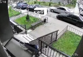 Алматыда кіреберістегі есік баланың үстіне құлады