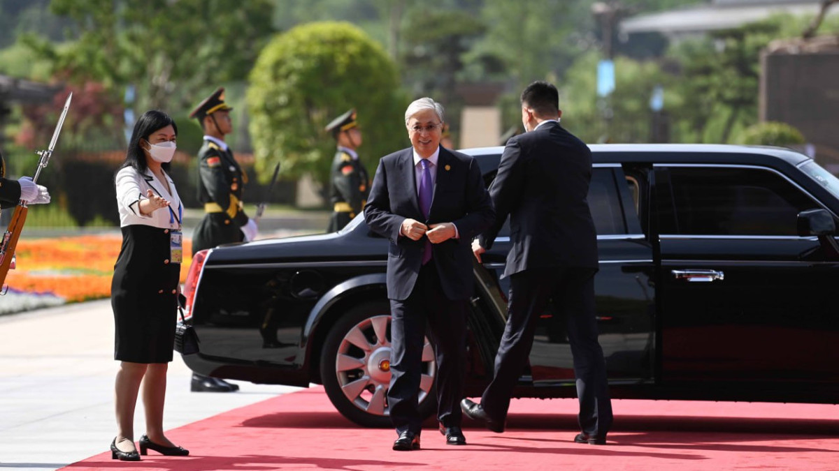 Kazakh President arrives at Xi'an International Convention Center