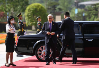 Kazakh President arrives at Xi'an International Convention Center
