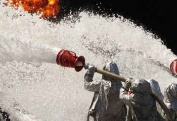 25 человек эвакуировали из горящей многоэтажки в Атырау