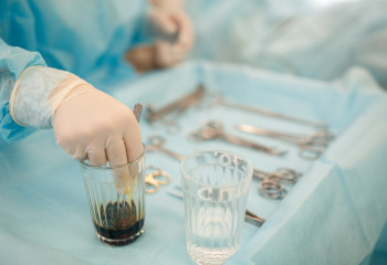 Дәрігерлер әйелдің жатырынан 10 келіден асатын ісікті алды