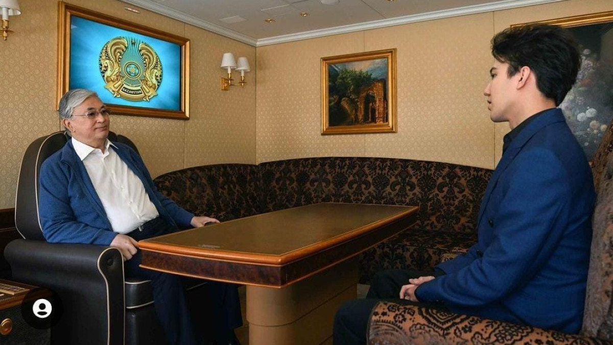 Димаш Құдайберген Президентпен бірге ұшақта түскен фотосын жариялады
