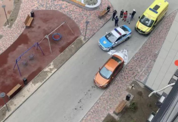 Алматыда өз-өзіне қол салған қыз жоғары қабаттан құлап қайтыс болды