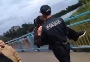 Школьница упала в реку с моста в Аркалыке