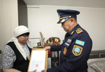 Орден «Айбын» III степени вручили маме погибшего спасателя Арслана Курманбекова