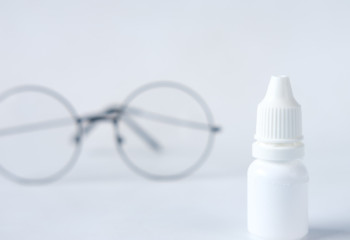 В США четыре человека умерли и 14 потеряли зрение из‑за инфицированных глазных капель