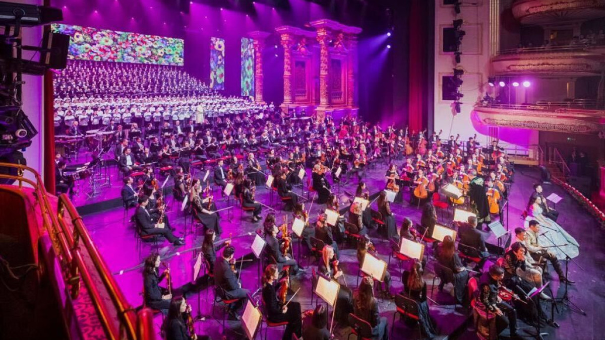 Концерт ко дню работников культуры с участием тысячи музыкантов состоялся в Астане