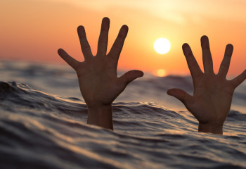 Спрыгнувшего в Атырау с моста подростка спасли полицейские