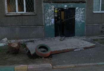 Авто снесло козырек подъезда в Усть-Каменогорске