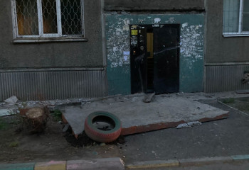 Өскеменде ұйықтап кеткен жүргізуші көпқабатты үйге соғылды