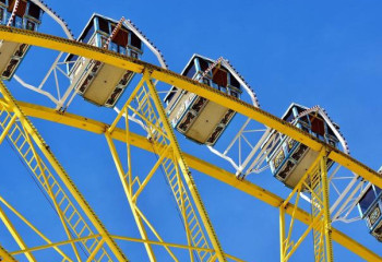 Шымкентте адамдар мінген аттракцион биіктікте сынып қалды