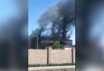 В Караганде загорелась крыша многоэтажного дома